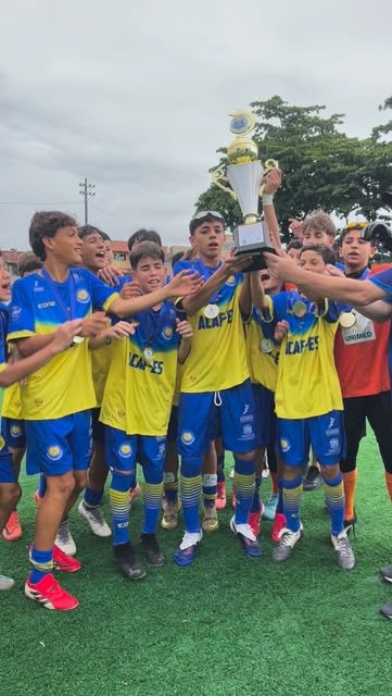 Atletas do CT Solvive comemorando juntos com um troféu
